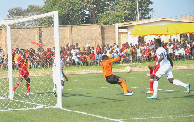 Inter Allies’ goalkeeper Osei Kwame stretches to make a save against Asante Kotoko last Saturday. Picture: SAMUEL TEI-ADANO